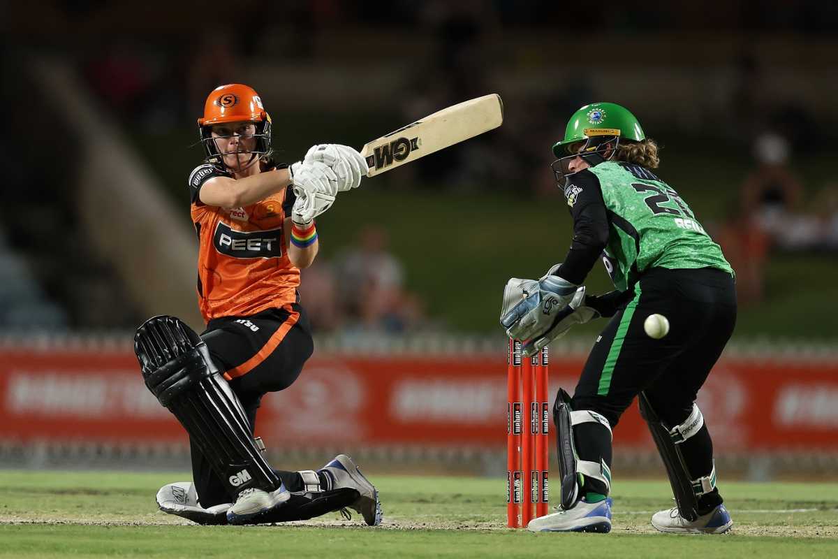Amy Jones kept Scorchers in the chase with a 30-ball 42