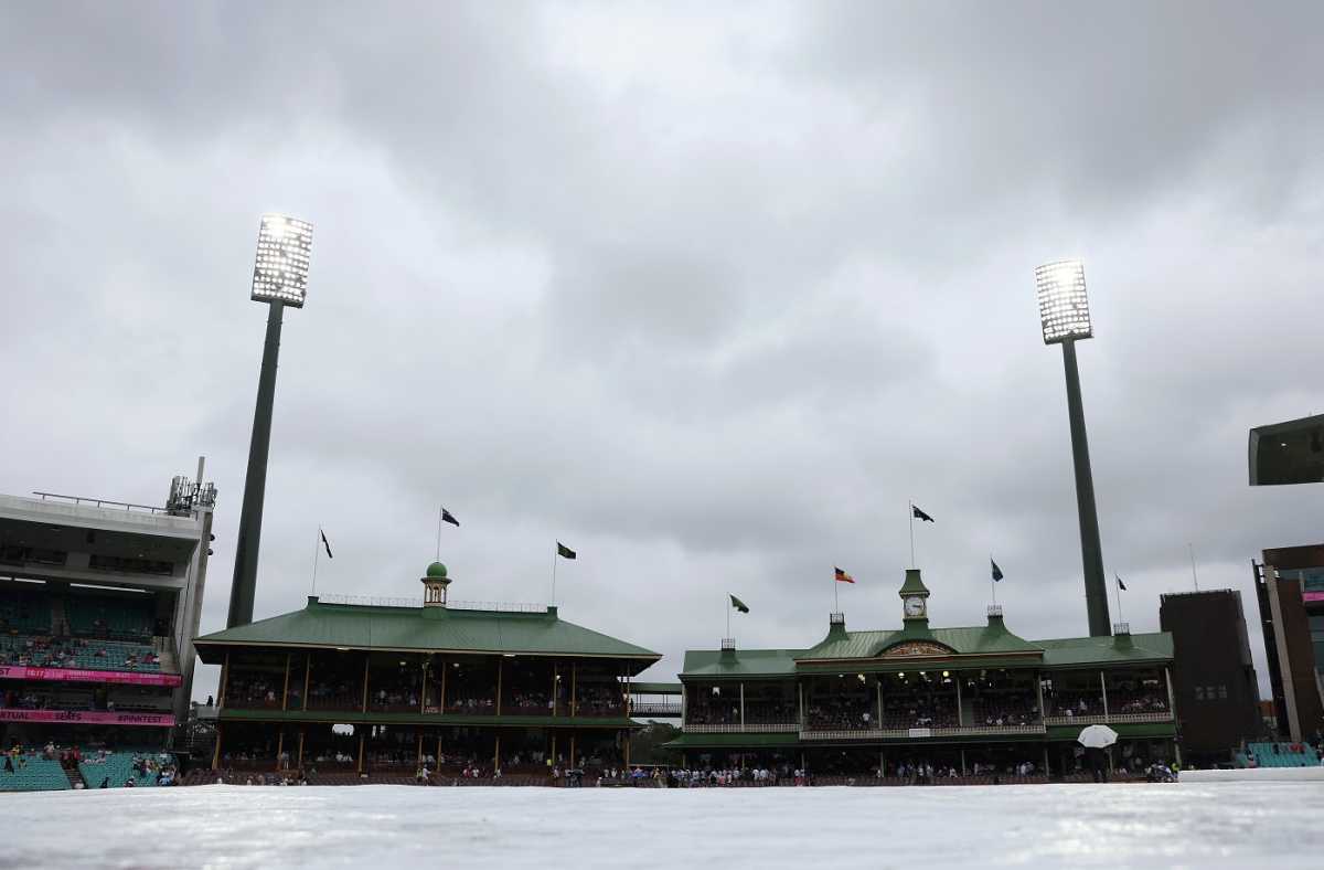First bad light and then rain halted play at the SCG