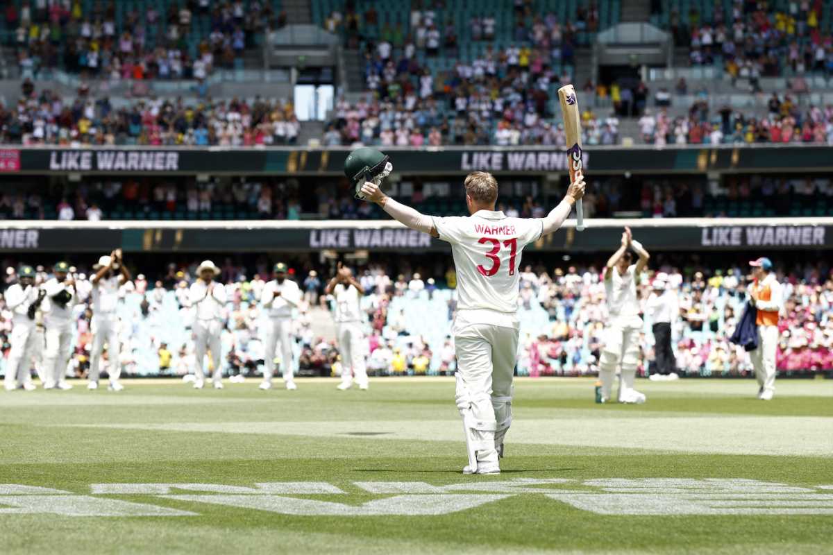 David Warner walks back to a standing ovation after his final Test knock