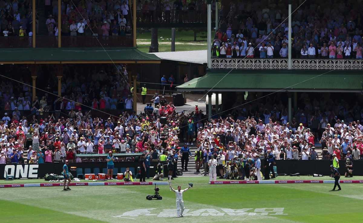 David Warner says goodbye to the SCG fans after his last Test innings