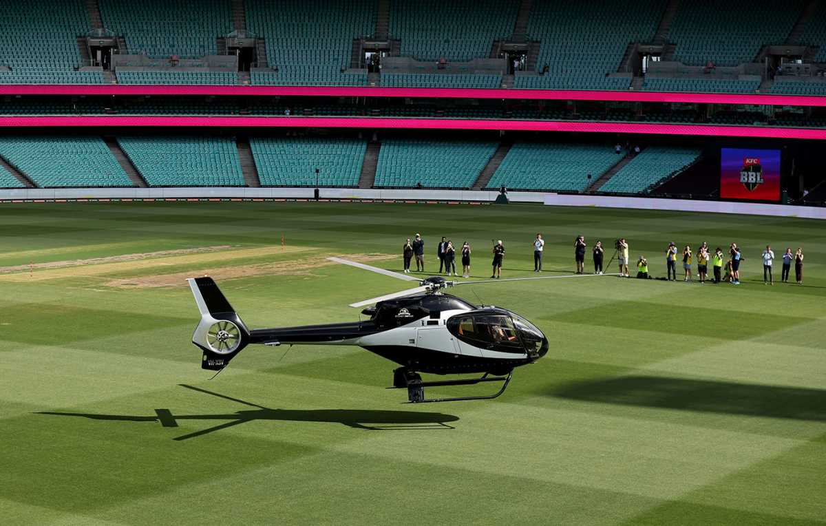 David Warner's helicopter lands on the SCG outfield