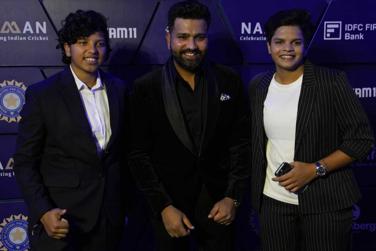 Rohit Sharma is flanked by Richa Ghosh and Shafali Verma