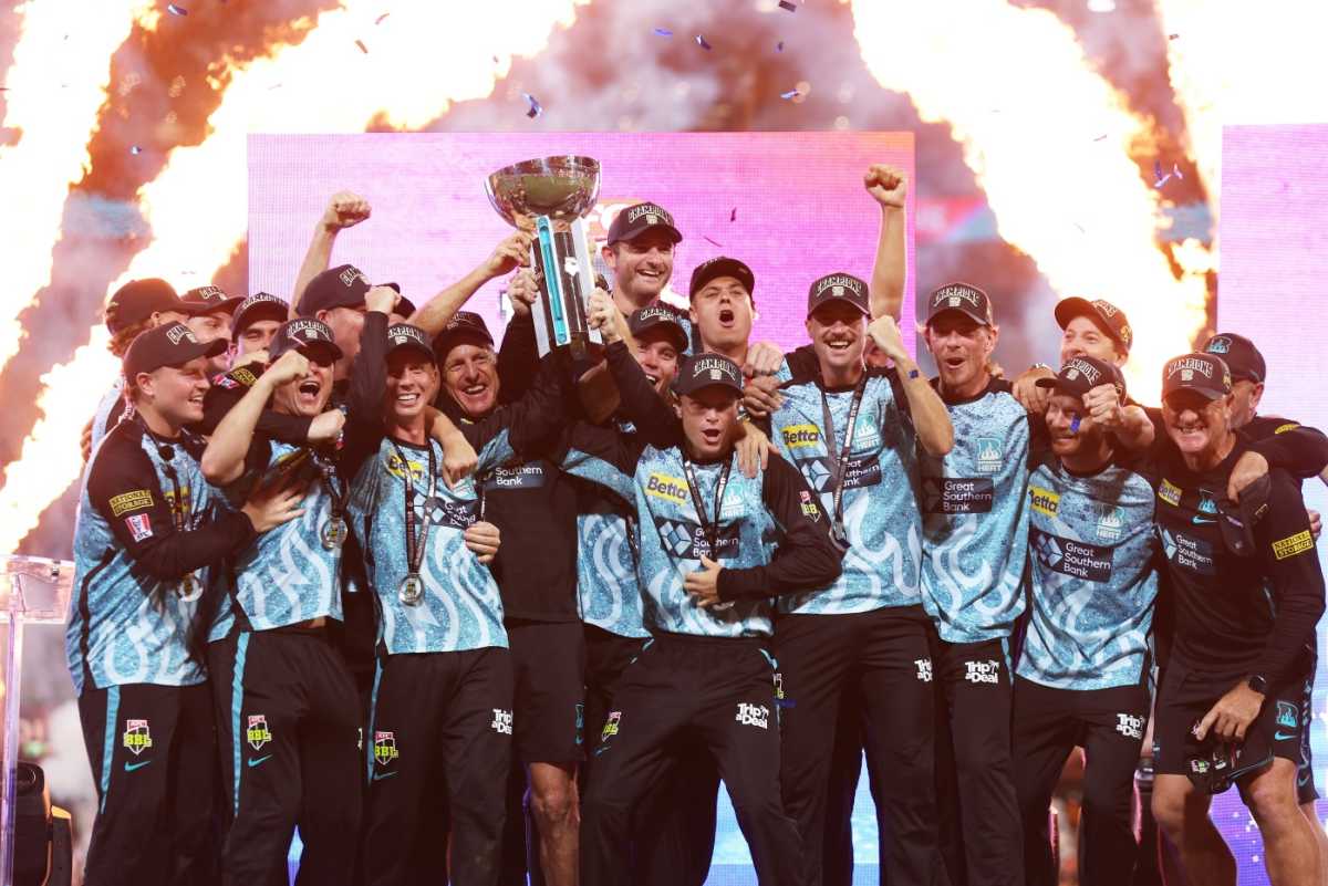 Brisbane Heat celebrate with the BBL trophy, Sydney Sixers vs Brisbane Heat, BBL Final, Sydney Cricket Ground, January 24, 2024