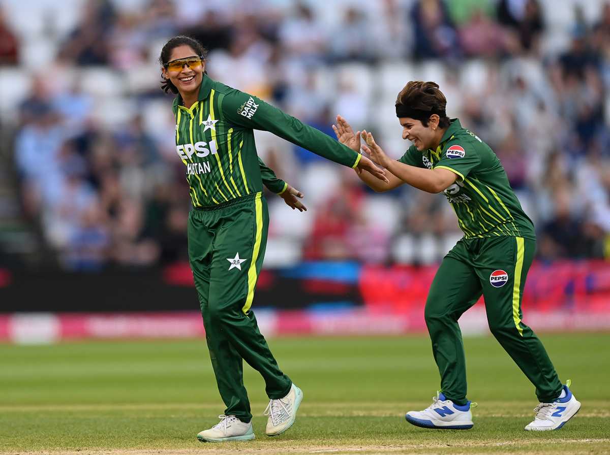 Sadia Iqbal gets a low five, England vs Pakistan, 2nd women's T20I, Wantage Road, May 17, 2024