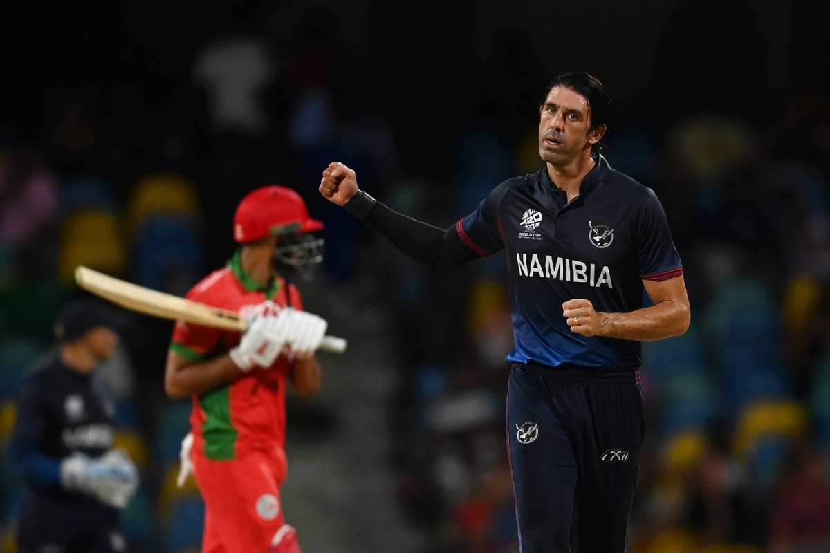 David Wiese struck to dismiss Naseem Khushi in the one-over eliminator, Namibia vs Oman, T20 World Cup 2024, Group B, Bridgetown, June 2, 2024