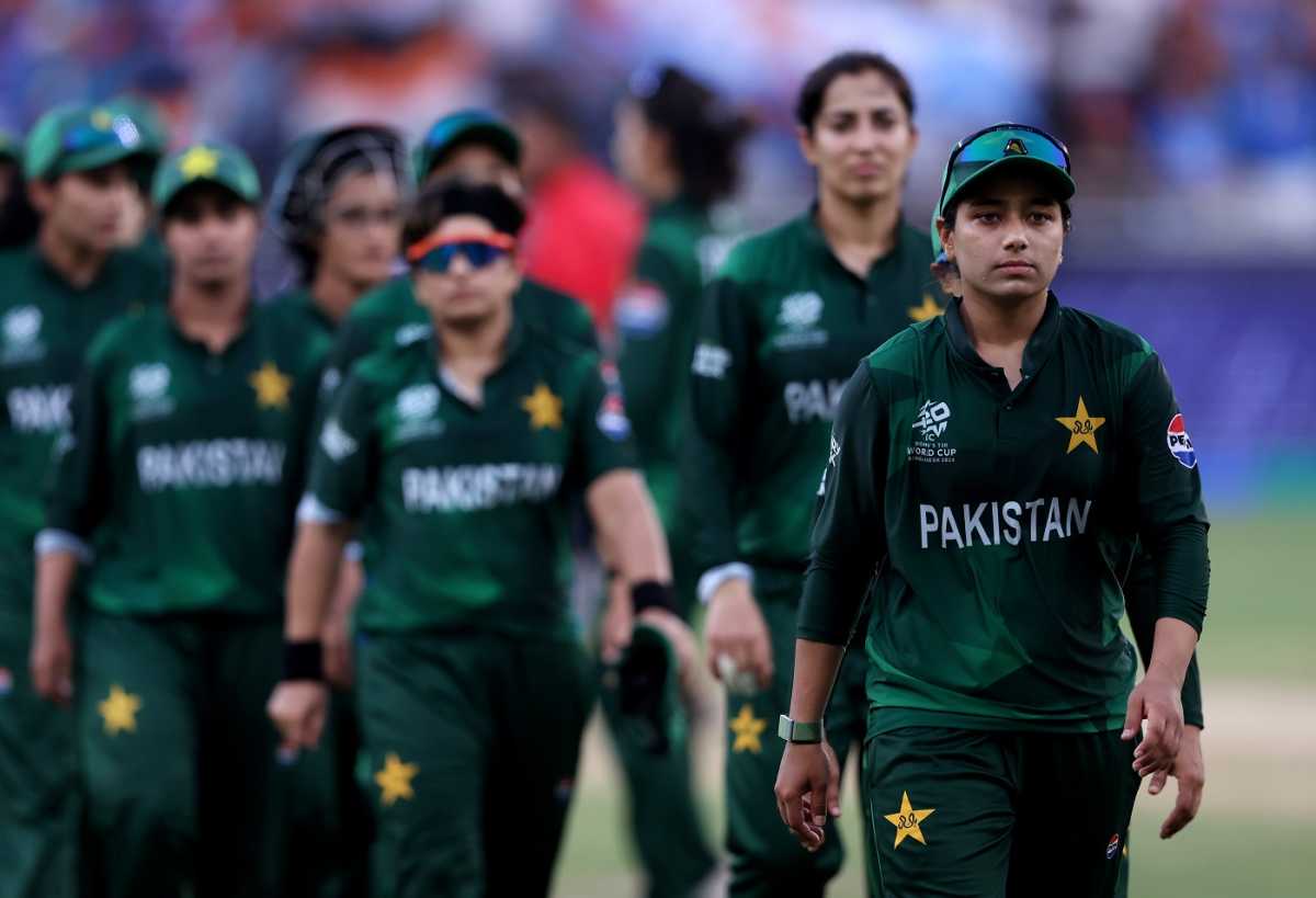 A dejected Fatima Sana leads the team out after their loss against India, Women's T20 World Cup 2024, India vs Pakistan, Group A, Dubai, October 6, 2024