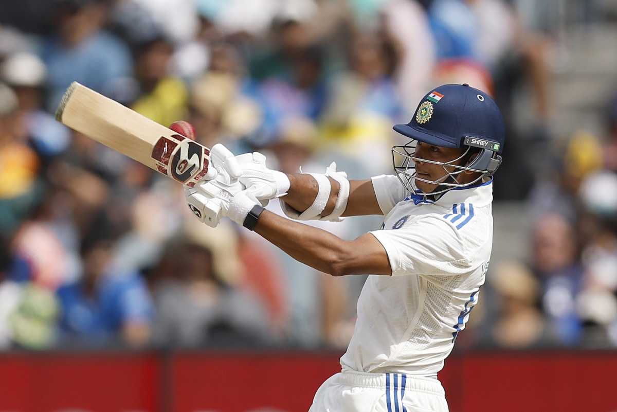 Did that hit the edge? Snicko was silent. Replays suggested a deflection. Yashasvi Jaiswal had to walk, Australia vs India, 4th Test, Melbourne, 5th day, December 30, 2024
