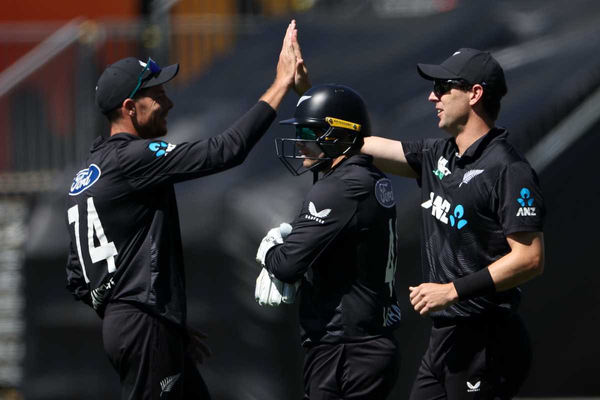Matt Henry took an athletic catch on the long-on boundary to dismiss Charith Asalanka, New Zealand vs Sri Lanka, 3rd ODI, Auckland, January 11, 2025