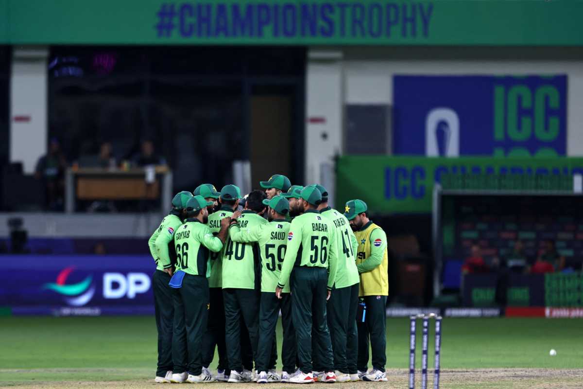 Pakistan get into a huddle while trying to defend 241 against India, Pakistan vs India, Dubai, Champions Trophy, February 23, 2025