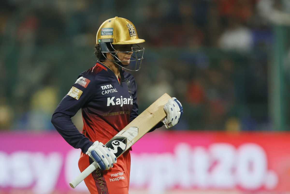 Smriti Mandhana walks back after a 20-ball 10, Royal Challengers Bengaluru vs Gujarat Giants, WPL 2025, Bengaluru, February 27, 2025