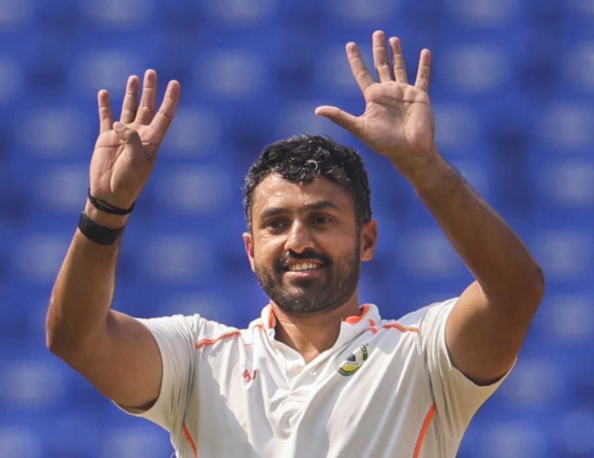 Karun Nair shows how many hundreds he has scored this domestic season, Kerala vs Vidarbha, Ranji Trophy final, Nagpur, 4th day, March 1, 2025