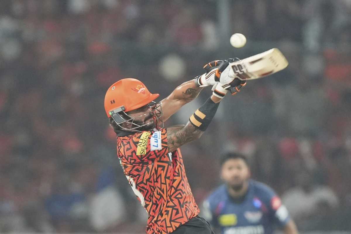 Nitish Kumar Reddy tackles a short ball, Sunrisers Hyderabad vs Lucknow Super Giants, IPL 2025, Hyderabad, March 27, 2025