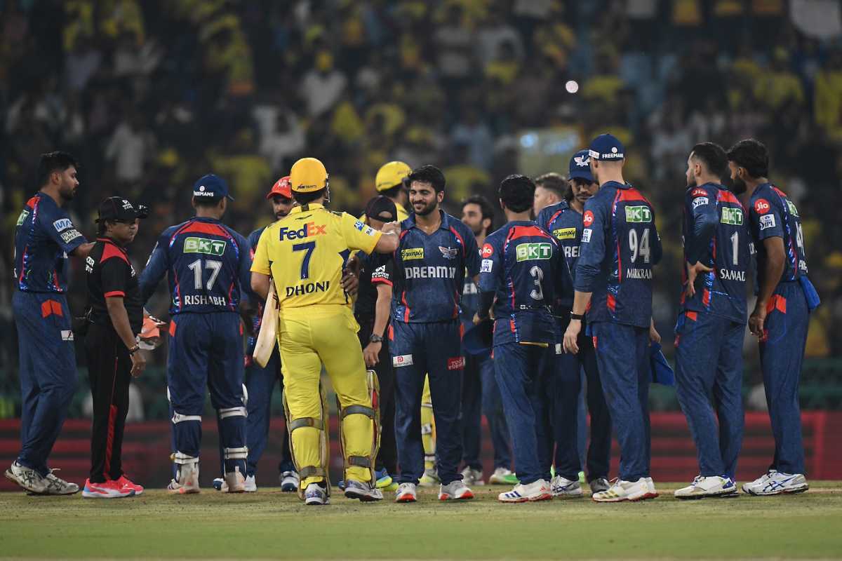 The entire Super Giants team hovers around MS Dhoni after the game, Lucknow Super Giants vs Chennai Super Kings, IPL 2025, Lucknow, April 14, 2025
