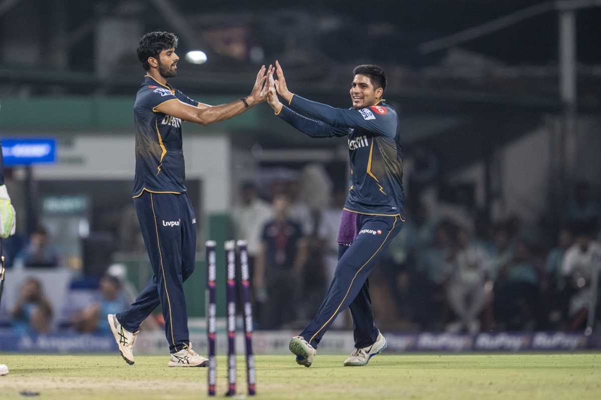 Washington Sundar and Shubman Gill celebrate Ajinkya Rahane's dismissal, Kolkata Knight Riders vs Gujarat Titans, IPL 2025, Kolkata, April 20, 2025