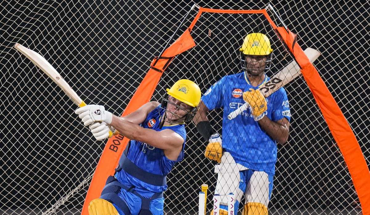Sam Curran hits out as Rachin Ravindra looks on, Chennai Super Kings vs Punjab Kings, IPL 2025, Chennai, April 29, 2025