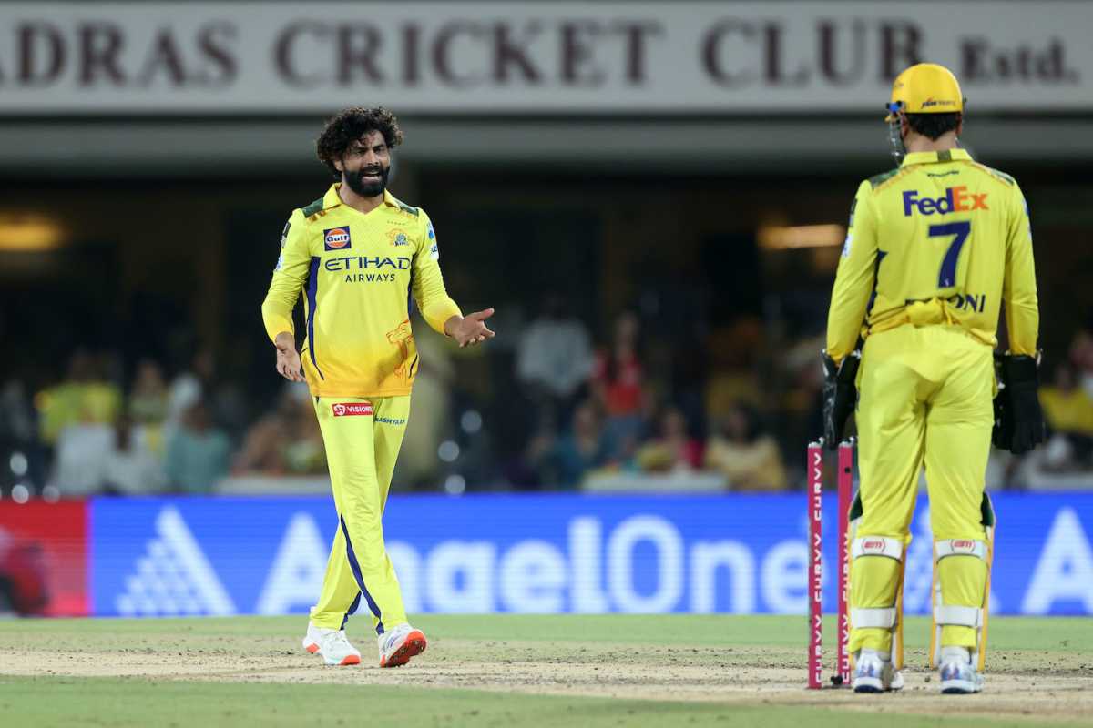 Ravindra Jadeja and MS Dhoni discuss a close but eventually unsuccessful review in the sixth over, Chennai Super Kings vs Punjab Kings, IPL 2025, Chennai, April 30, 2025