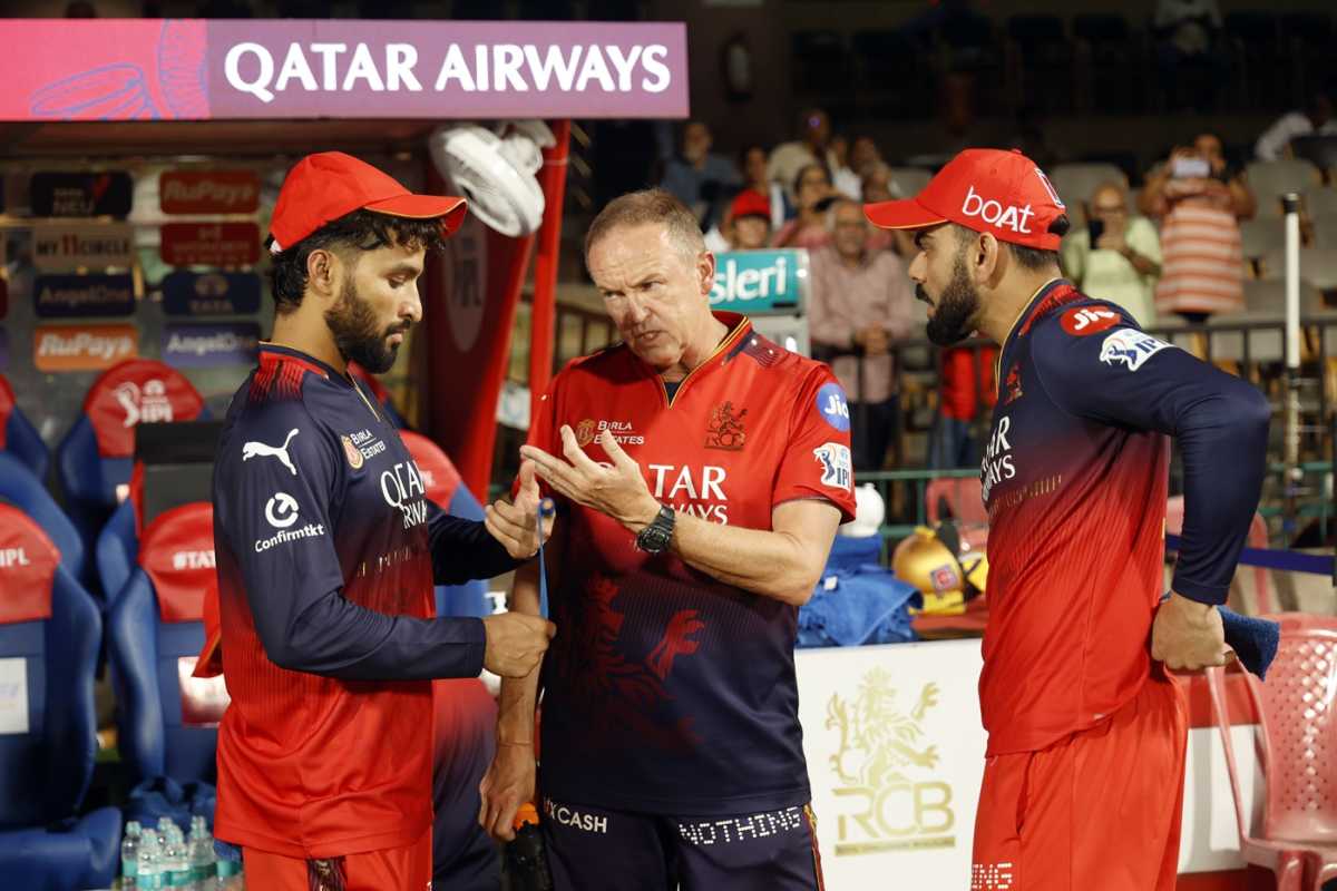 RCB's leadership group of captain Rajat Patidar, head coach Andy Flower, and Virat Kohli have a chat, Royal Challengers Bengaluru vs Chennai Super Kings, IPL 2025, Bengaluru, May 3, 2025