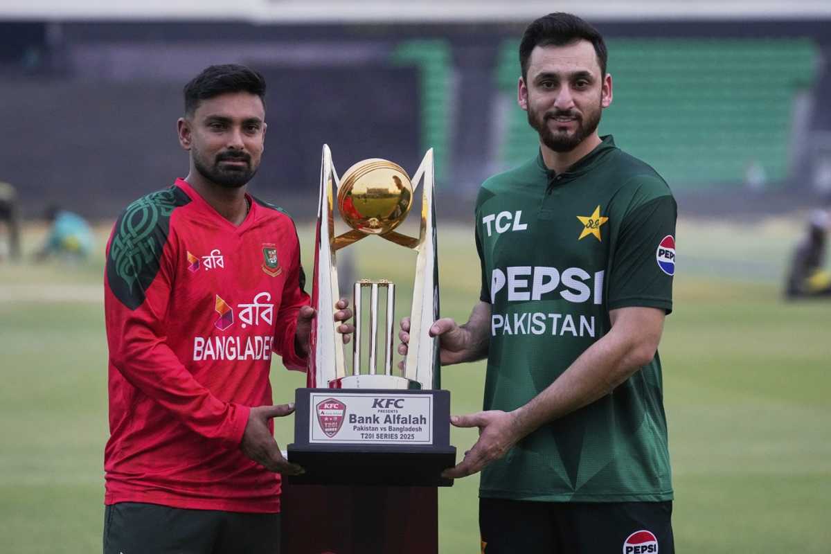 Bangladesh captain Litton Das and Pakistan captain Salman Ali Agha pose with the trophy, Pakistan vs Bangladesh, Lahore, May 27, 2025