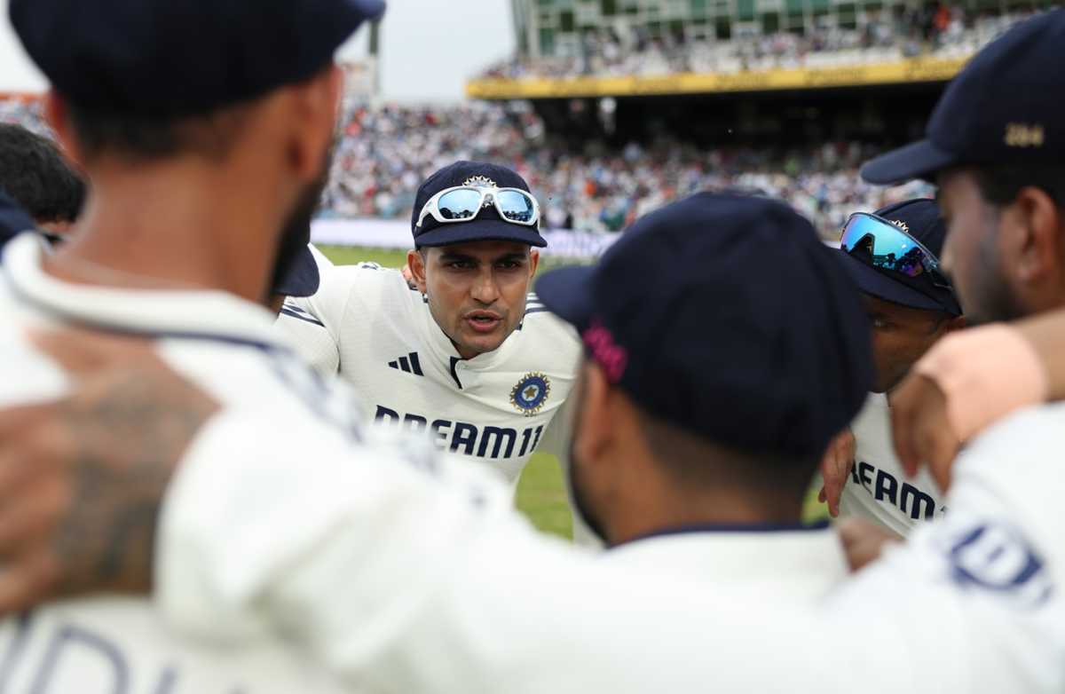 Shubman Gill addresses an India huddle, England vs India, 1st Test, Leeds, Day 2, June 21, 2025