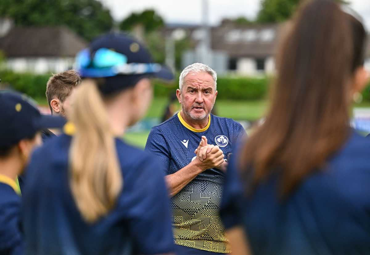 Head coach Llyod Tennant addresses the Ireland team, Ireland vs Zimbabwe, 2nd women's T20I, Dublin, July 22, 2025