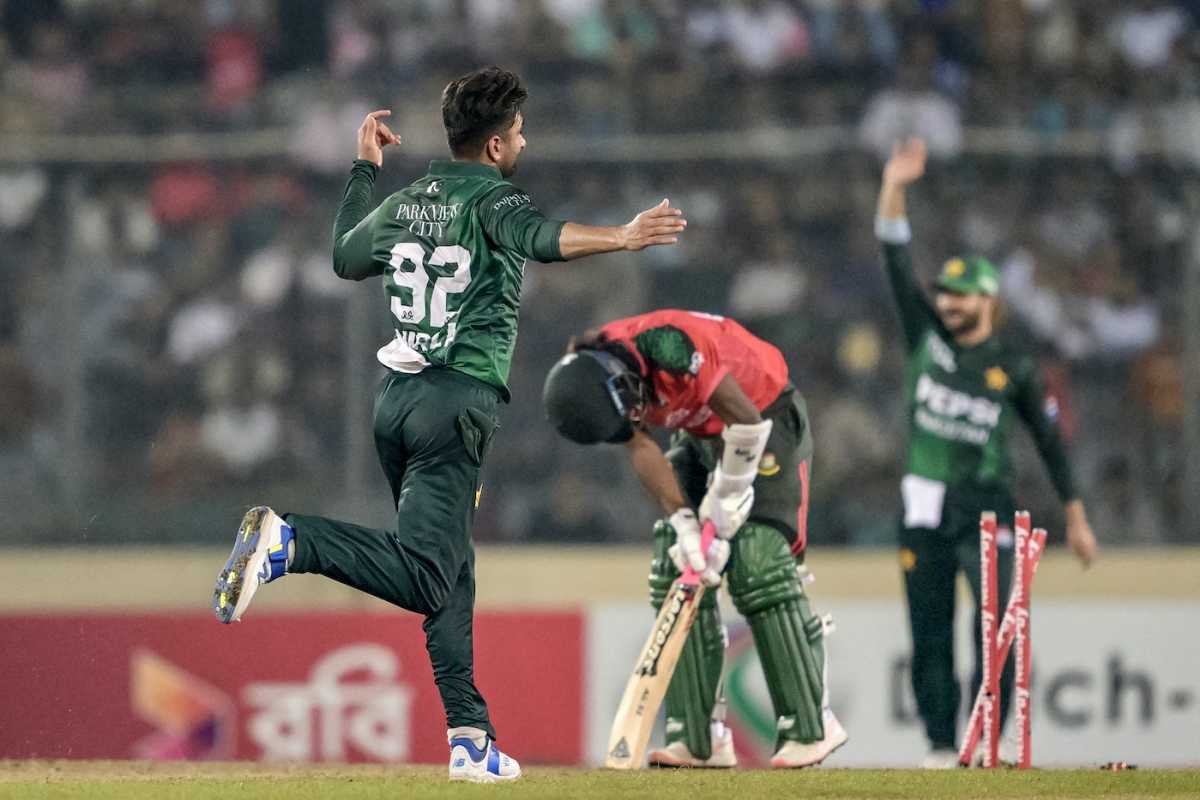 Salman Mirza rattled Jaker Ali's stumps, Bangladesh vs Pakistan, 3rd T20I, Mirpur, July 24, 2025
