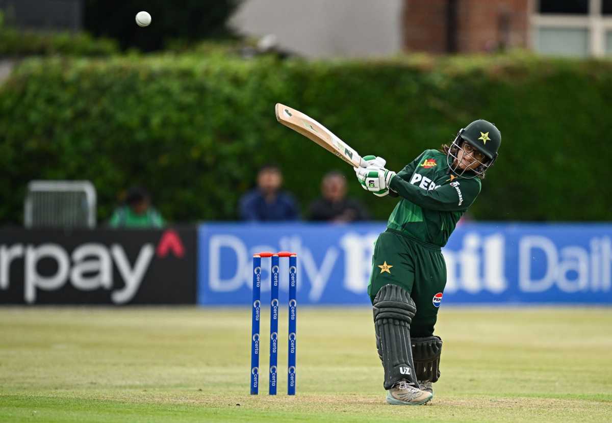 Muneeba Ali heaves the ball over the leg side, Ireland vs Pakistan, 2nd women's T20I, Dublin, August 8, 2025