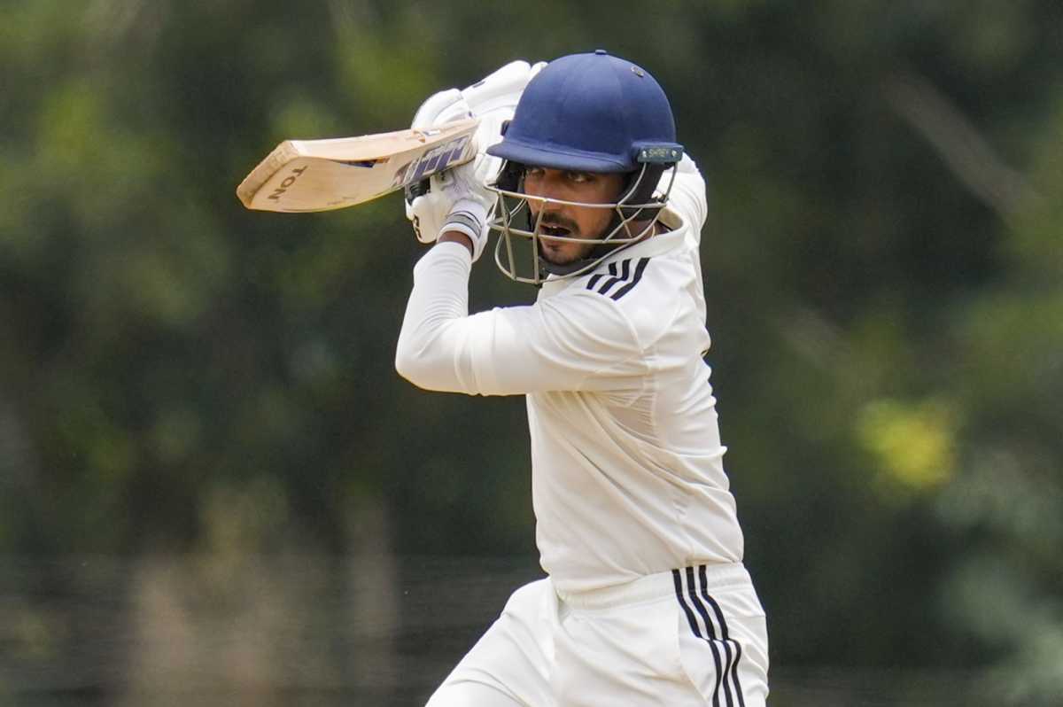 Tanmay Agarwal punches with a high elbow, South Zone vs North Zone, Duleep Trophy semi-final, 4th, Bengaluru, September 7, 2025