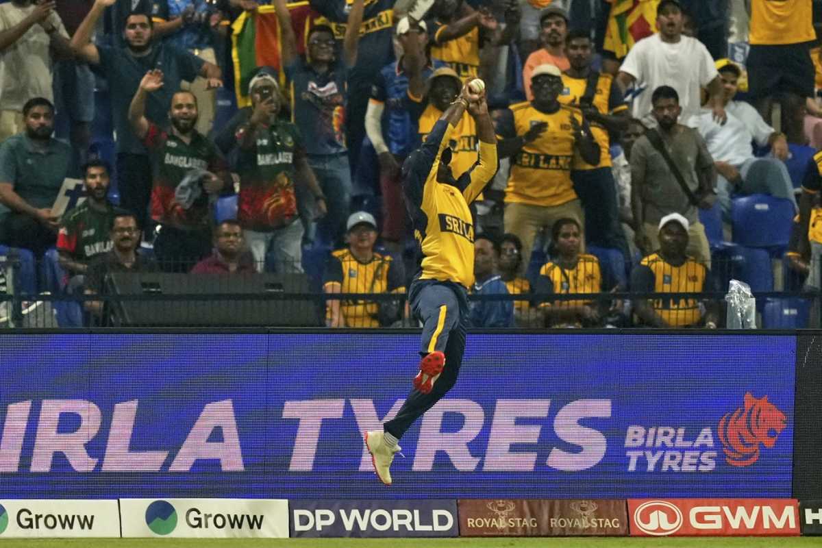 Kusal Perera took a tumbling catch on the boundary, Afghanistan vs Sri Lanka, Men's T20 Asia Cup, Abu Dhabi, September 18, 2025