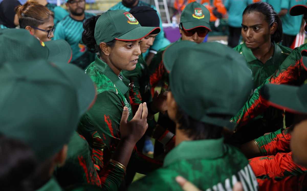 Nigar Sultana gives a pep talk, Bangladesh vs Sri Lanka, Women's ODI World Cup warm-up, Colombo, September 27, 2025
