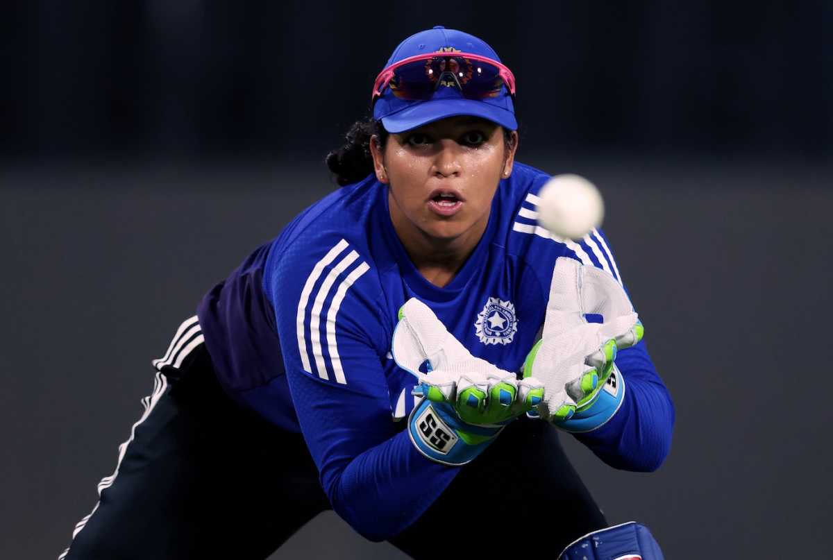 Richa Ghosh is focussed on the ball, India vs Pakistan, Women's ODI World Cup, Colombo, October 3, 2025