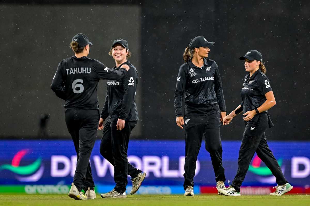 The New Zealand fielders walk off as rain returned in Colombo, New Zealand vs Pakistan, Women's World Cup 2025, Colombo, October 18, 2025