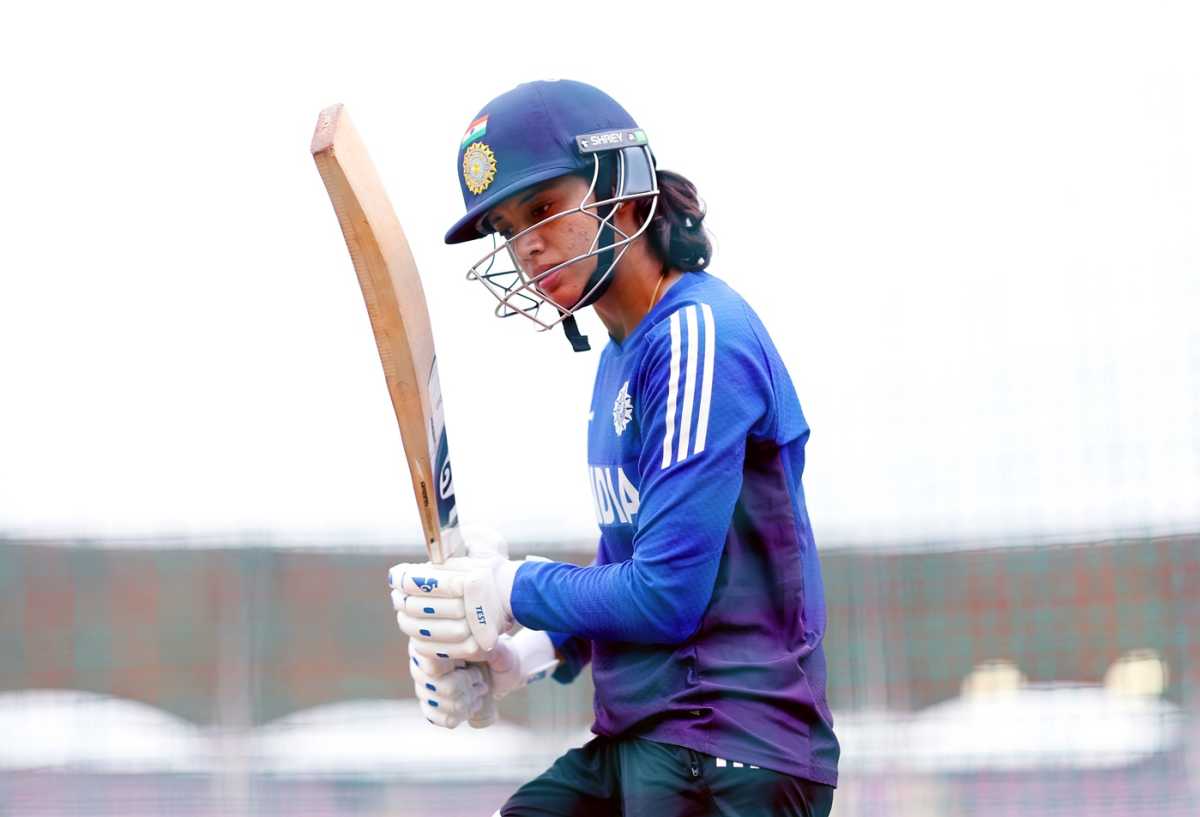 Smriti Mandhana inspects her blade, ICC Women's ODI World Cup, Mumbai, November 1, 2025