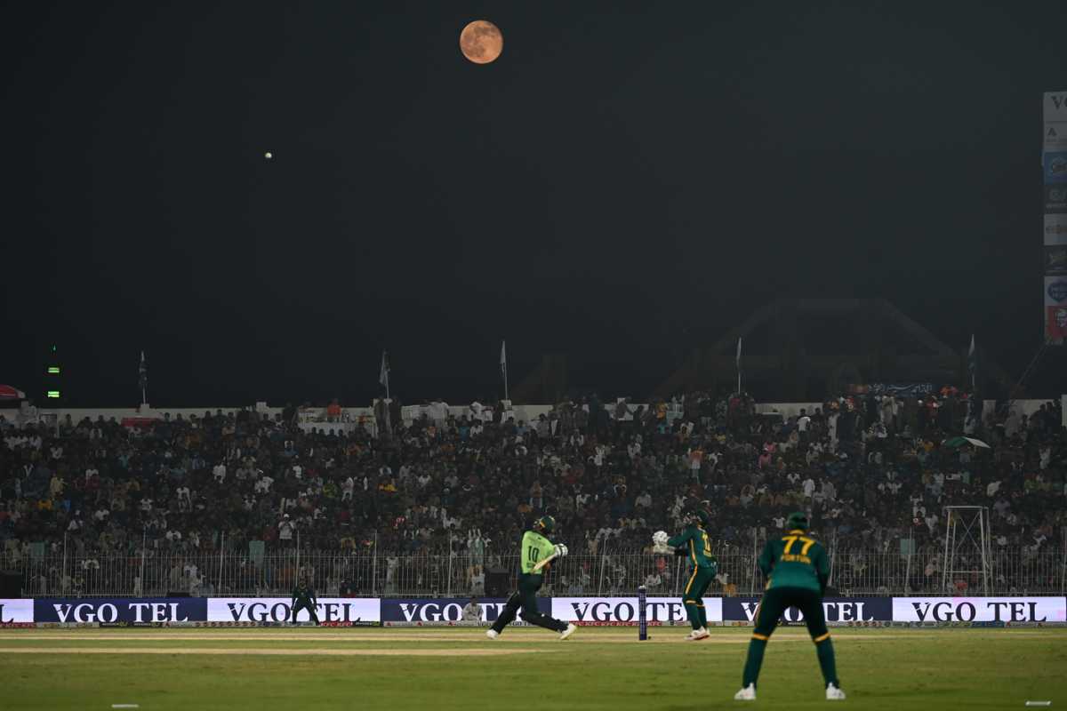 Pakistan concluded their innings under the night sky, Pakistan vs South Africa, 2nd ODI, Rawalpindi, November 6, 2025