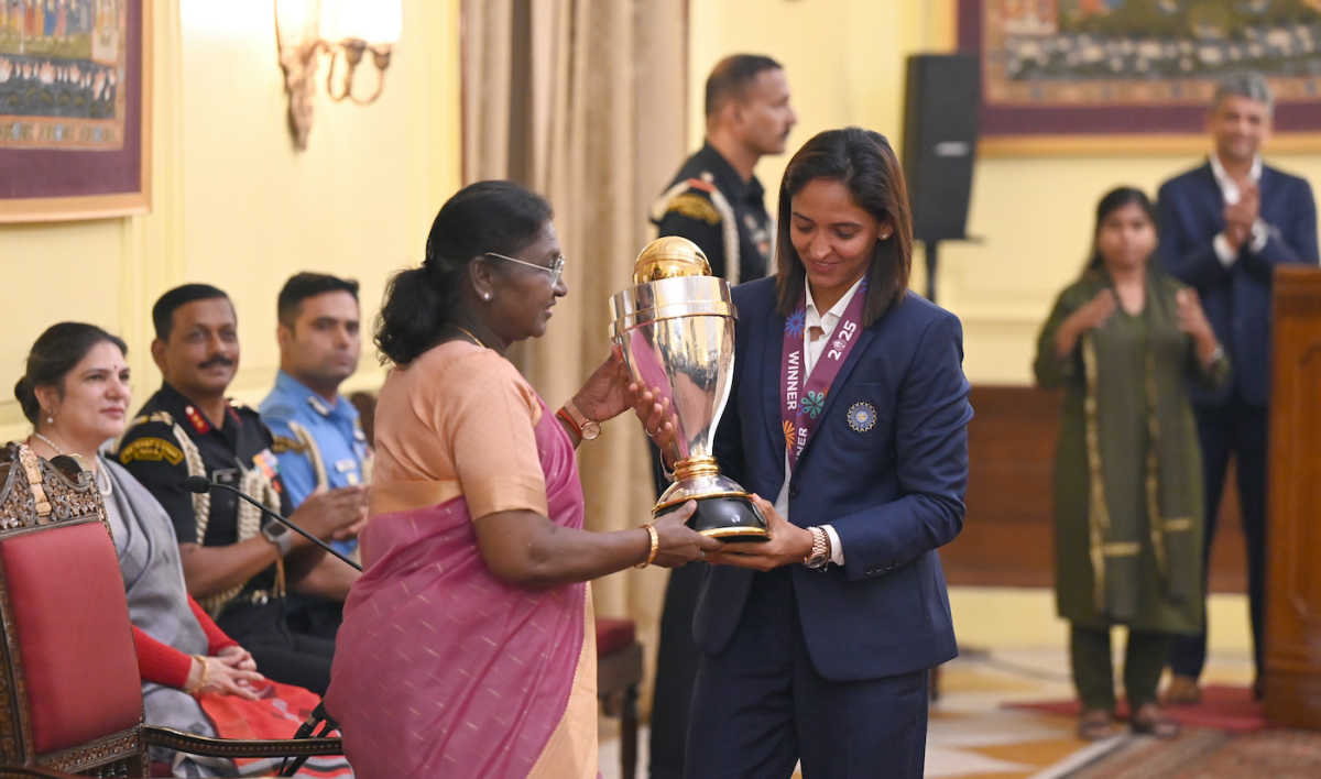 Harmanpreet Kaur and President Droupadi Murmu at the felicitation of the 2025 World Cup winning team at Rashtrapati Bhavan, New Delhi, November 6, 2025