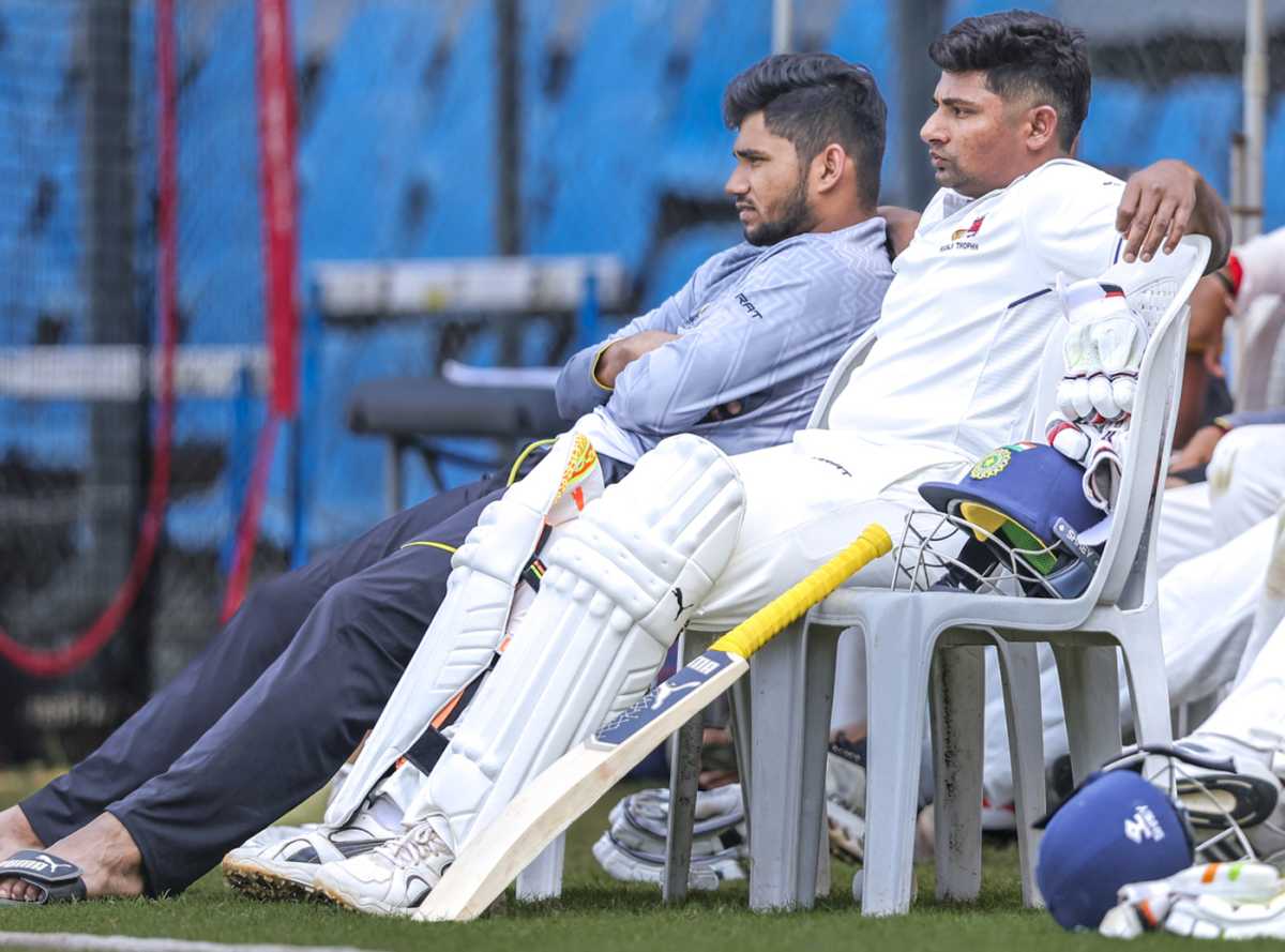 Sarfaraz Khan ponders beyond the boundary line, Mumbai vs Puducherry, Ranji Trophy, 2nd day, Mumbai, November 18, 2025 
