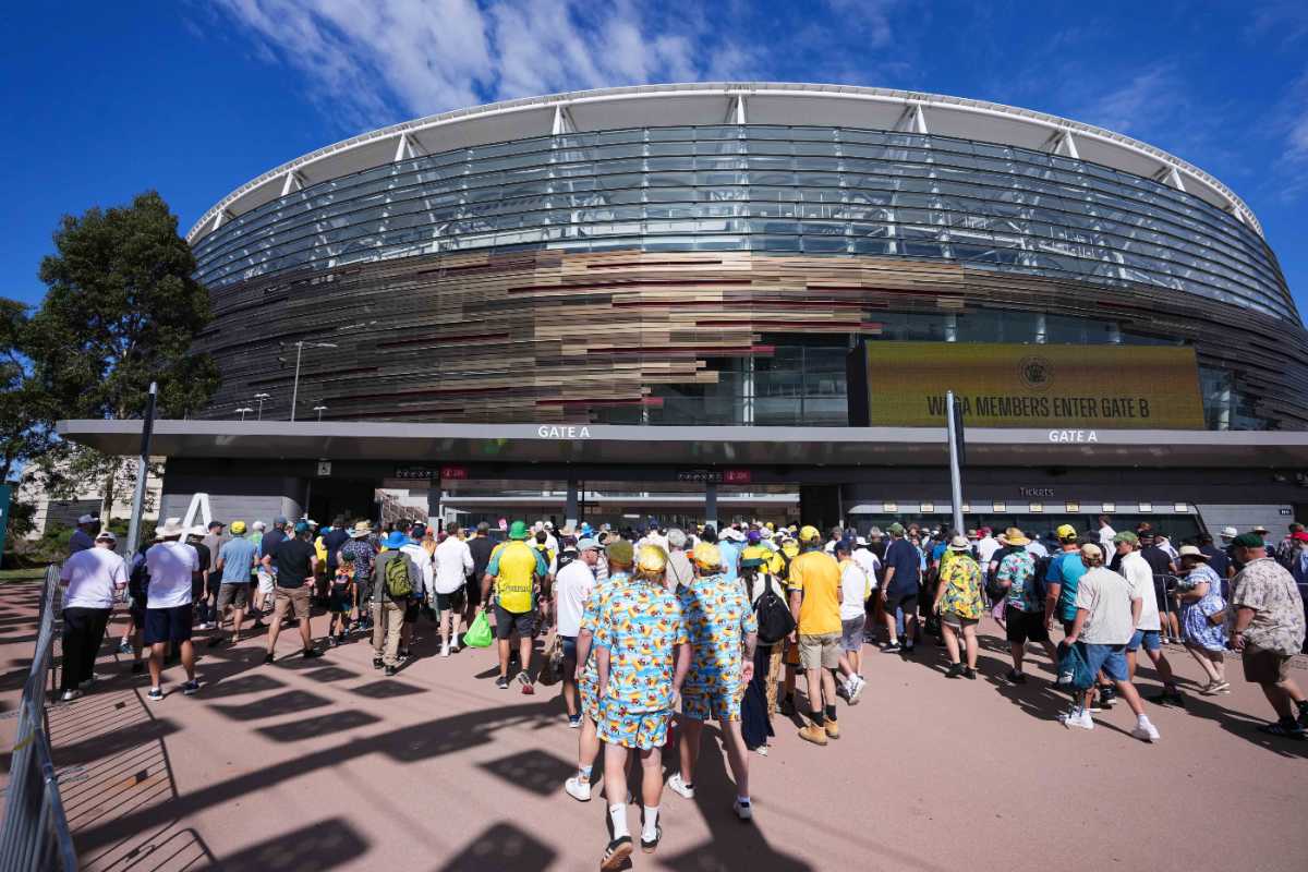 The crowds begin to arrive at Optus Stadium, Australia vs England, 1st Test, The Ashes, Perth Stadium, November 21, 2025