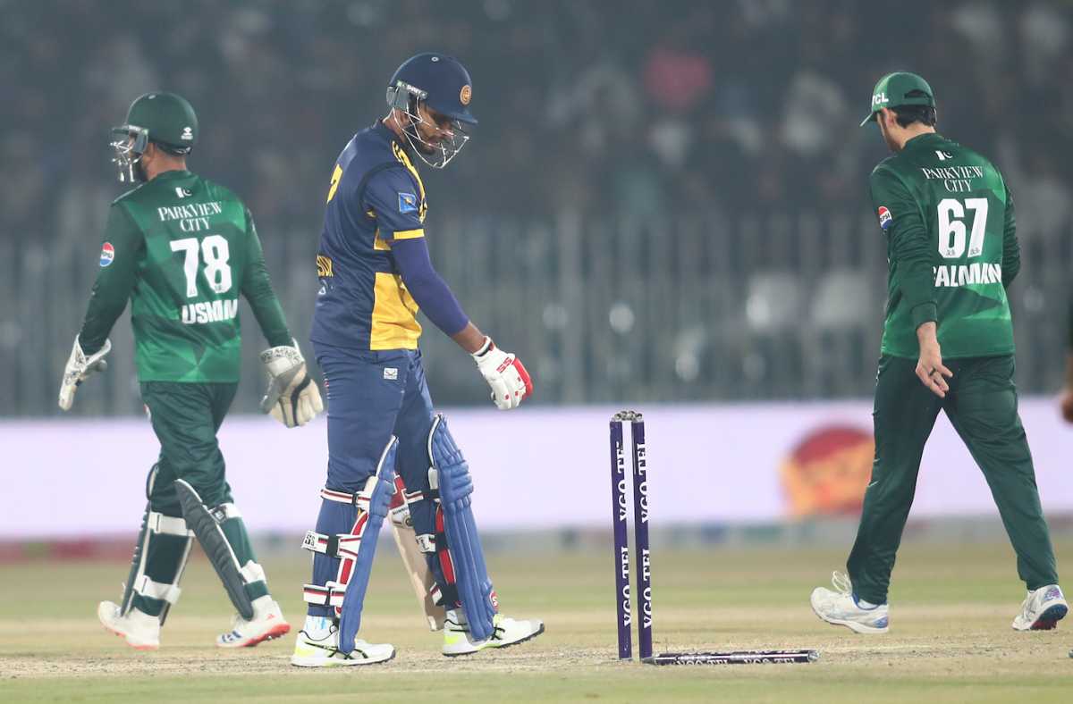 Dasun Shanaka got knocked over for a golden duck, Pakistan vs Sri Lanka, 3rd match, T20I tri-series, Rawalpindi, November 22, 2025