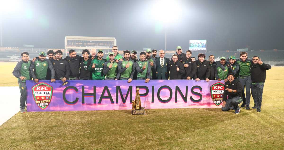 The victorious Pakistan team with the trophy, Pakistan vs Sri Lanka, T20I tri-series, final, Rawalpindi, November 29, 2025