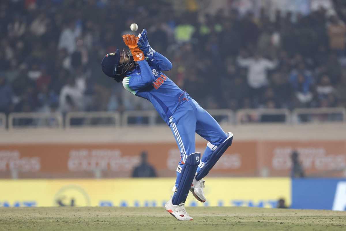 KL Rahul takes a catch falling backwards, India vs South Africa, 1st ODI, Ranchi, November 30, 2025