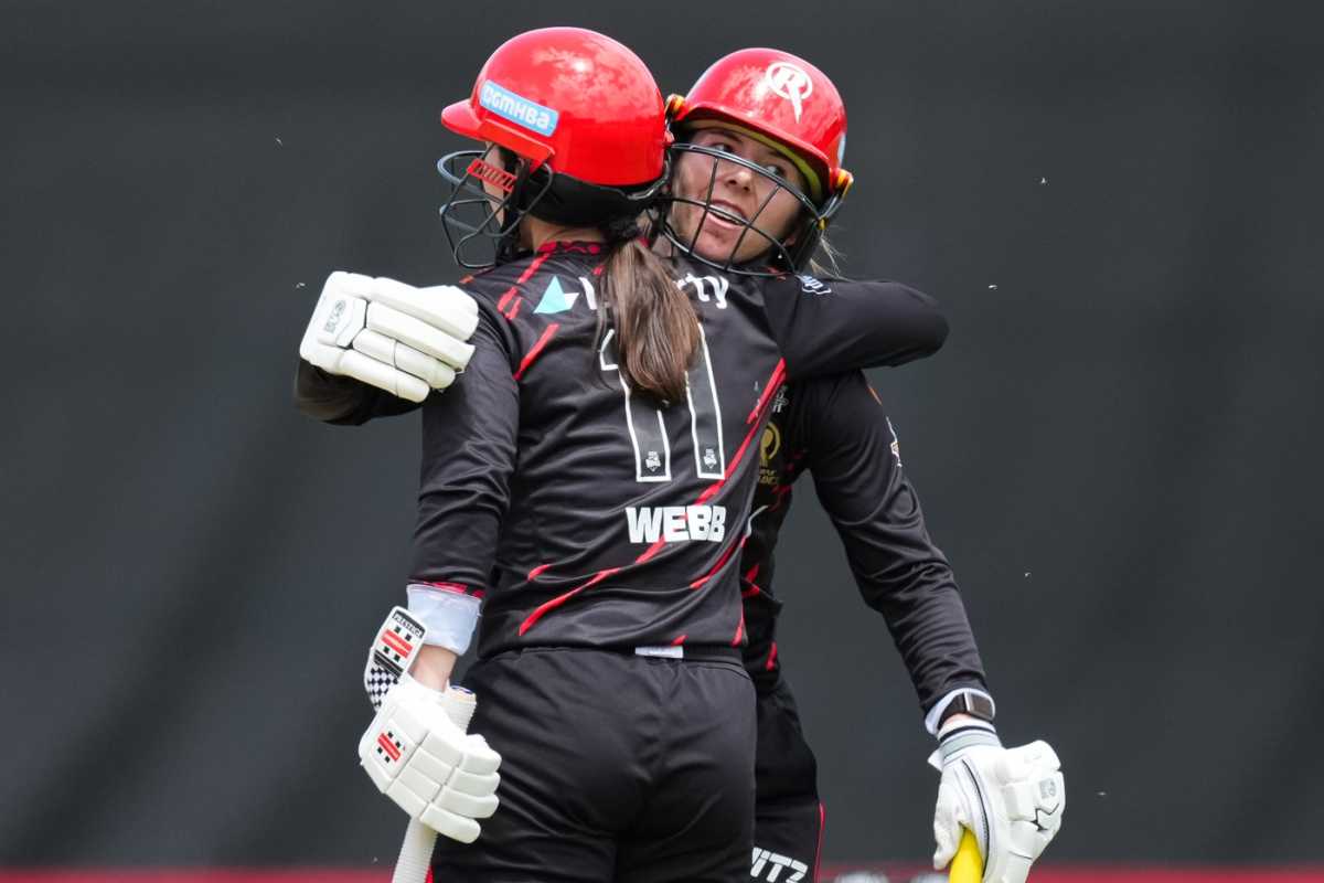 Georgia Wareham celebrates hitting the winning runs with Courtney Webb, Melbourne Renegades vs Sydney Sixers, WBBL, Melbourne, December 5, 2025
