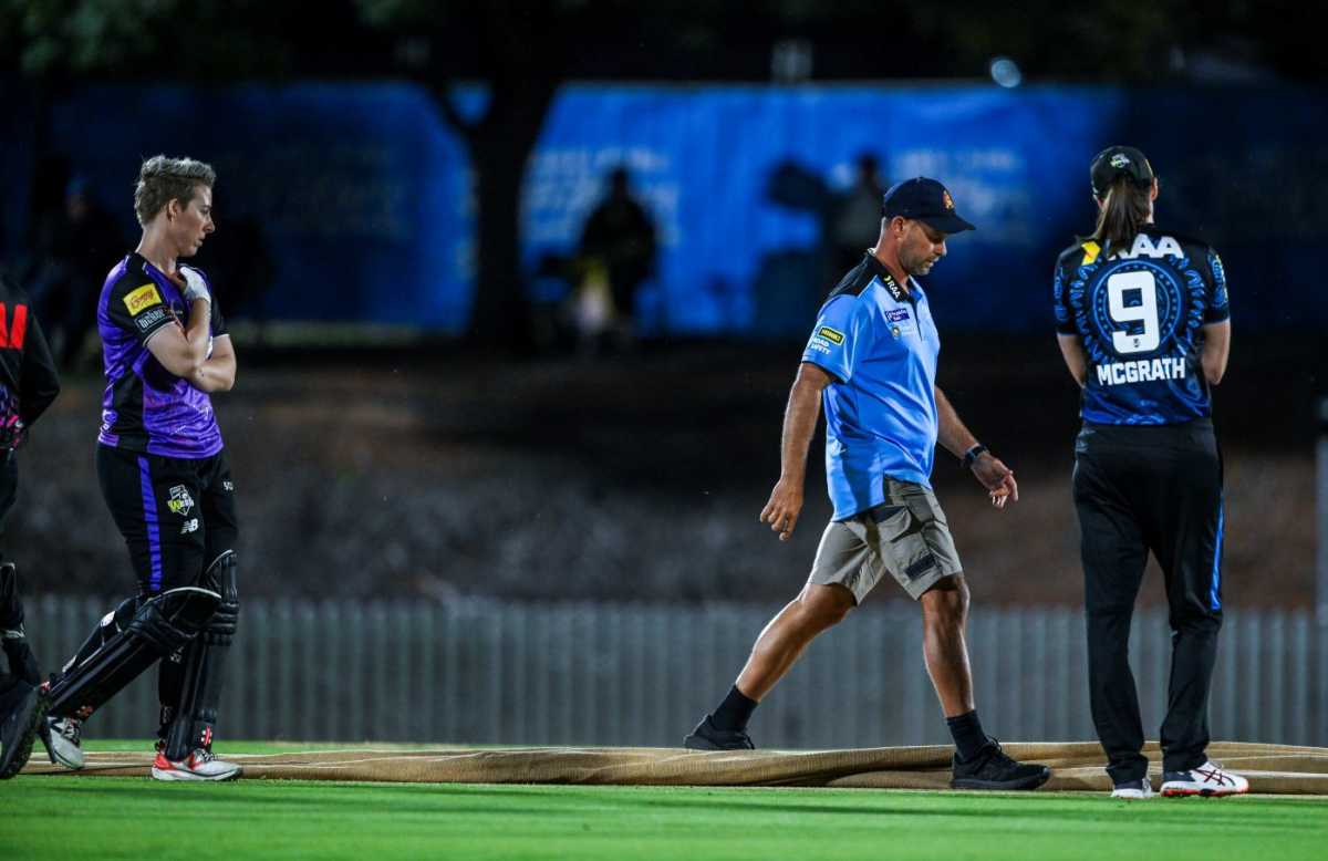 Elyse Villani and Tahlia McGrath inspect the pitch with groundsman Trent Kelly, Adelaide Strikers vs Hobart Hurricanes, WBBL, Adelaide, December 5, 2025