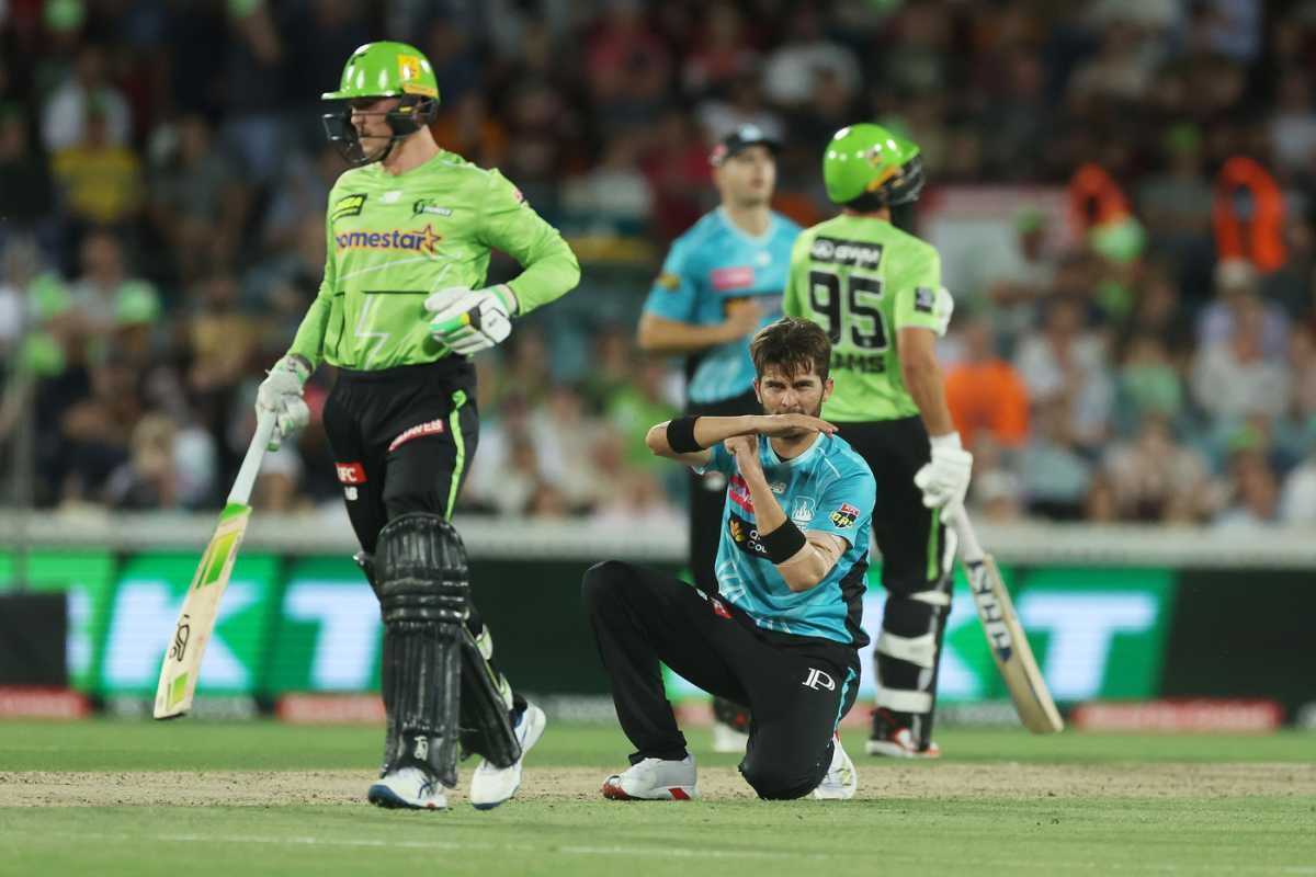 Shaheen Shah Afridi signals for a review, Sydney Thunder vs Brisbane Heat, BBL 2025-26, Canberra, December 22, 2025