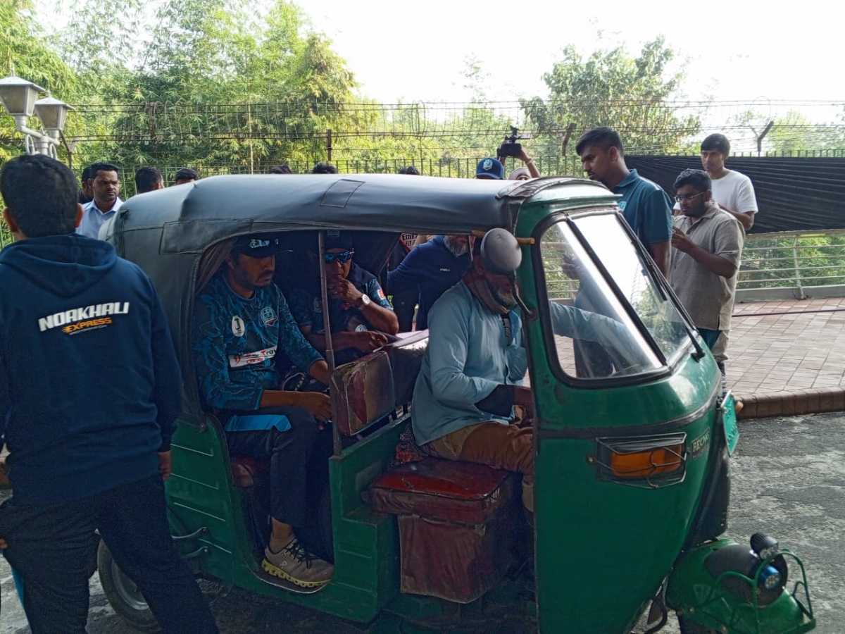 Khaled Mahmud and Talha Jubair leave the training session in an auto rickshaw, Sylhet, December 25, 2024