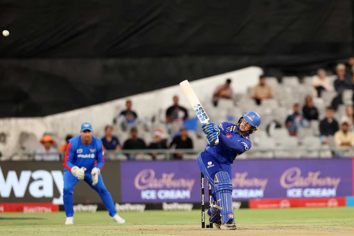 His eyes closed, Ryan Rickelton has a free swing at the ball, MI Cape Town vs Durban's Super Giants, SA20 2025-26, Cape Town, December 26, 2025