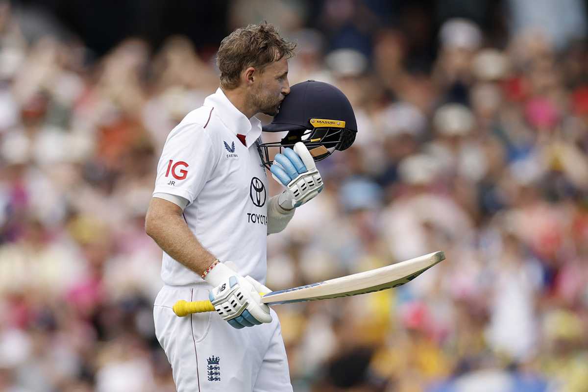 Joe Root kisses the badge after notching his hundred, Australia vs England, 5th Test, Sydney, January 5, 2025