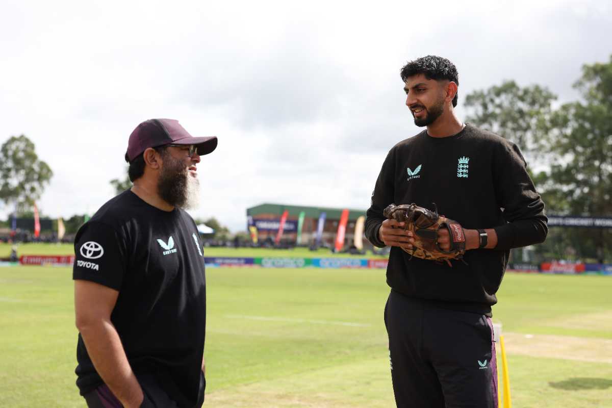 Mushtaq Ahmed and Shoaib Bashir at a training session in Zimbabwe, January 16, 2026