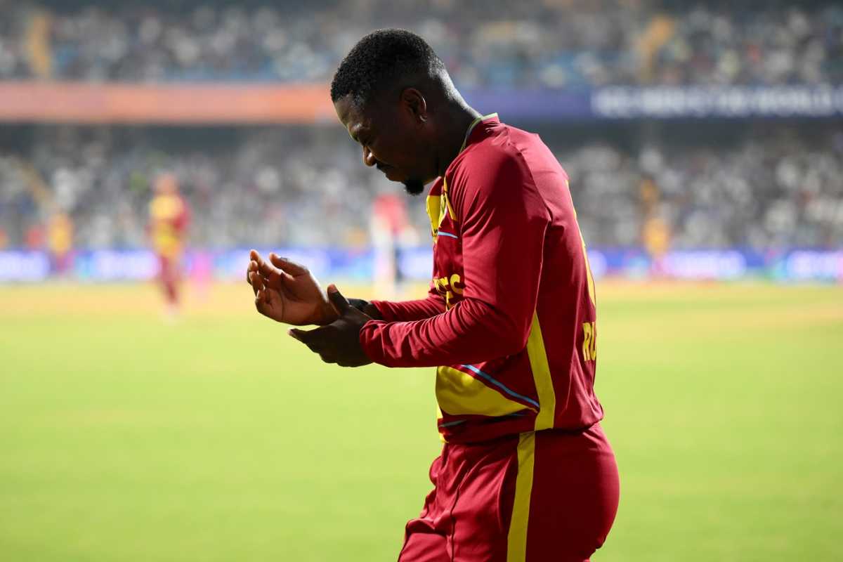 Sherfane Rutherford walked off the field after hurting his wrist, England vs West Indies, T20 World Cup 2026, Mumbai, February 11, 2026