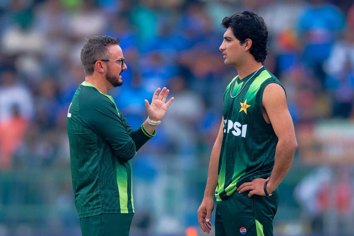 Mike Hesson chats to Naseem Shah, India vs Pakistan, Men's T20 World Cup, Colombo, February 15, 2026