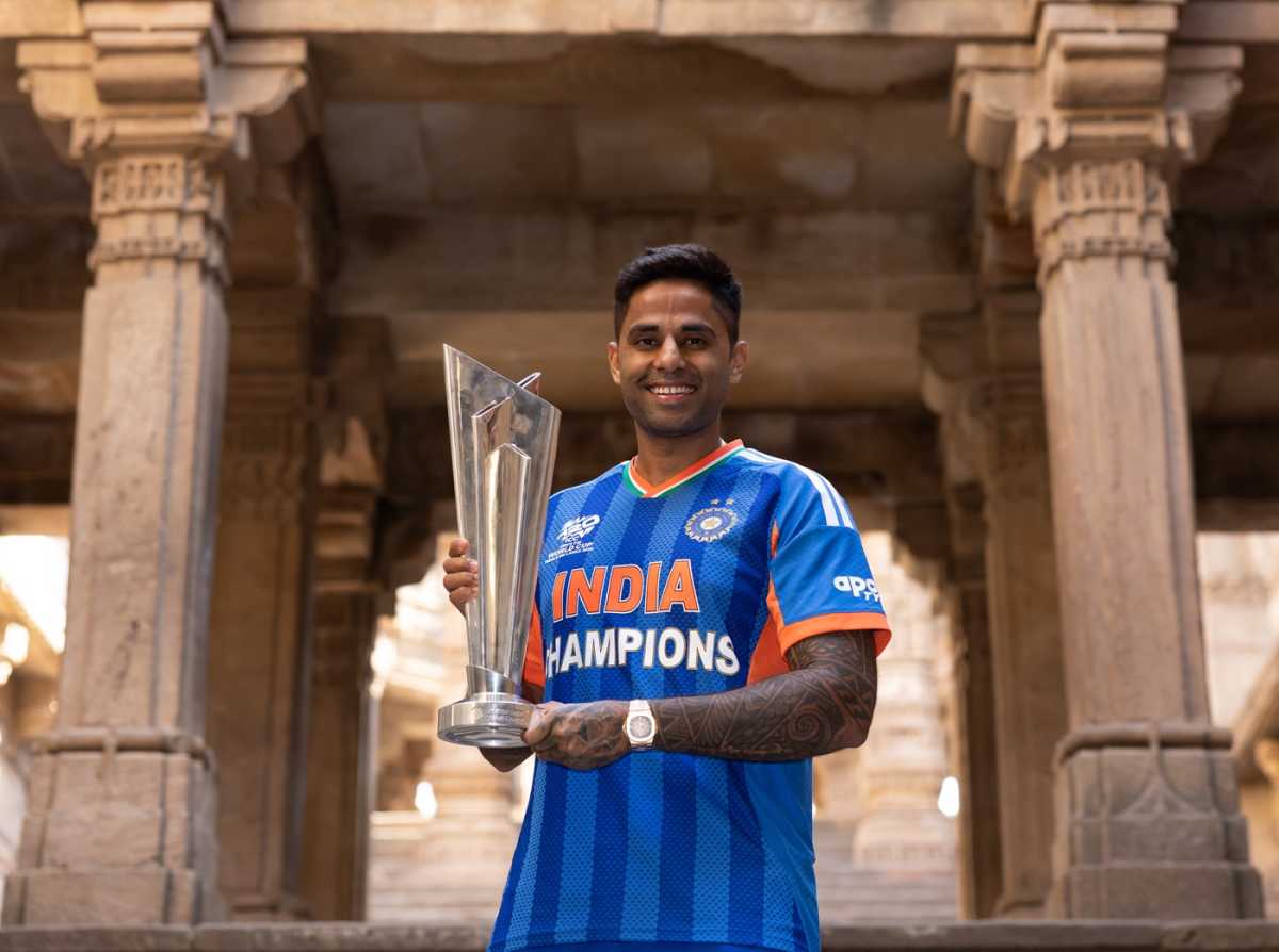 सूर्यकुमार यादव टी-20 वर्ल्ड कप 2026 ट्रॉफी के साथ।