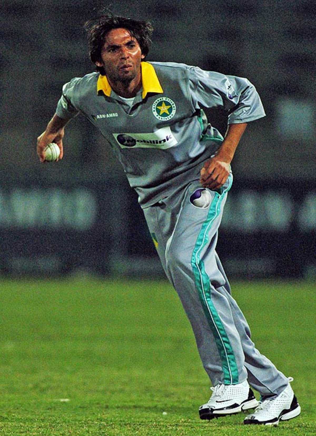 Mohammad Asif fields off his own bowling , Sialkot Stallions v Karachi Zebras, Twenty20 Cup, 2nd round, December 22, 2006